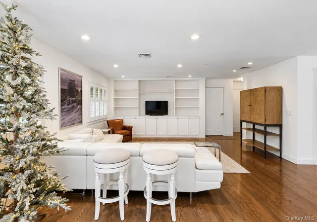 Photo 4 of Single family home for sale at 12 Birchwood Ln, Southampton, NY 11942 | MLS# 1061147 | Listing updated on 2026-10-28