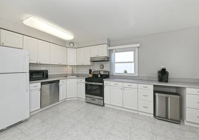 Photo 4 of Single family home for sale at 2086 Washington Ave, Seaford, NY 11783 | MLS# 1061357 | Listing updated on 2026-10-11