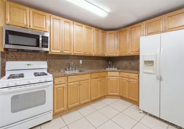 Photo 4 of Single family home for sale at 49 W Burda Pl, Clarkstown, NY 10956 | MLS# 1061368 | Listing updated on 2026-10-26