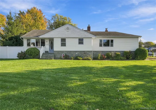Single family home for sale at 564 Middle St, Babylon, NY 11703 | MLS# 1061381