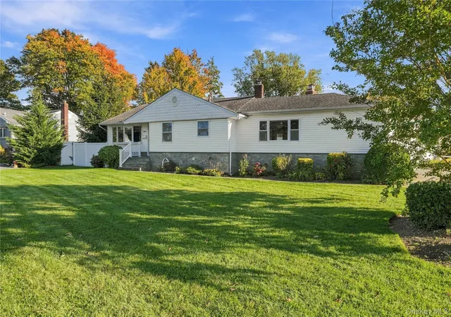 Photo 1 of Single family home for sale at 564 Middle St, Babylon, NY 11703 | MLS# 1061381 | Listing updated on 2026-10-29