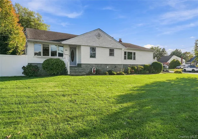 Photo 2 of Single family home for sale at 564 Middle St, Babylon, NY 11703 | MLS# 1061381 | Listing updated on 2026-10-29