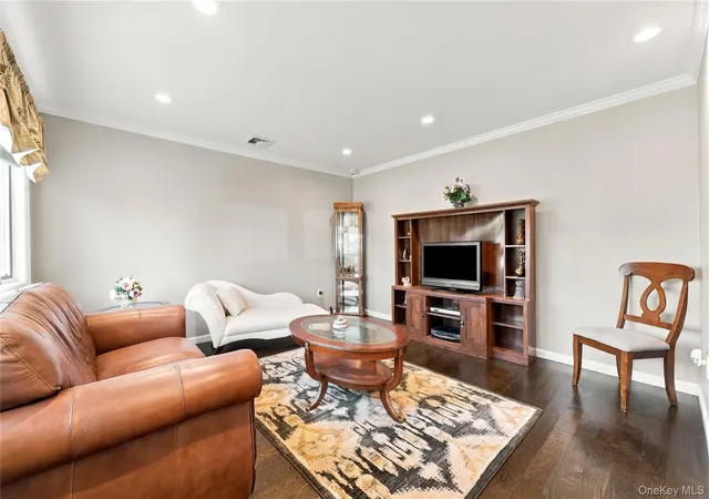 Photo 3 of Single family home for sale at 564 Middle St, Babylon, NY 11703 | MLS# 1061381 | Listing updated on 2026-10-29
