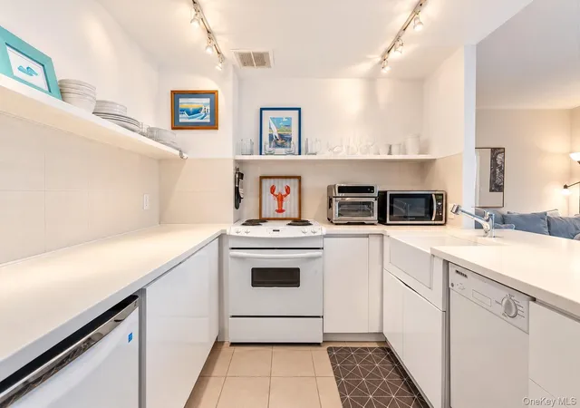 Photo 3 of Condo for sale at 100 W Broadway #4N, Long Beach, NY 11561 | MLS# 1061400 | Listing updated on 2026-10-19