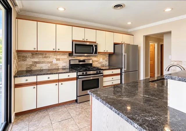 Photo 2 of Condo for sale at 2 Park Pl #B1C, Newburgh (city), NY 12550 | MLS# 1061420 | Listing updated on 2026-10-13