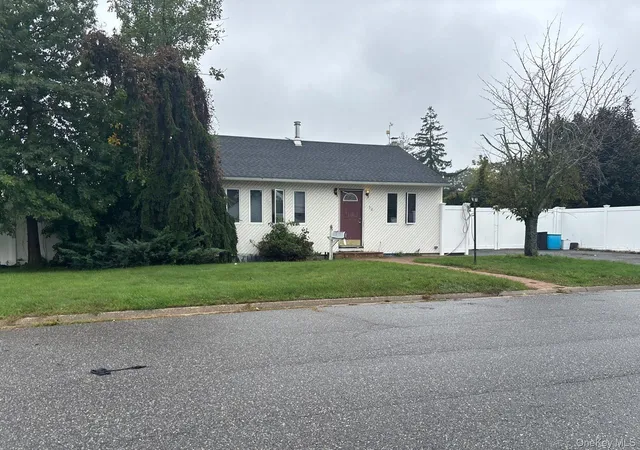 Single family home for sale at 30 Jenkins Ave, Babylon, NY 11703 | MLS# 1061428