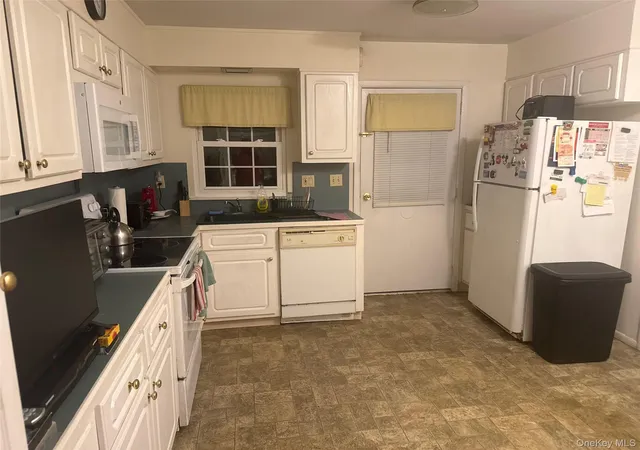 Listing Photo 4 - Condo for sale in building located at 222 Blackpool Ct, Brookhaven, NY 11961 - Unit #A