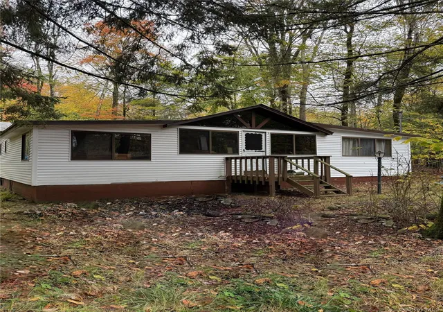 Photo 1 of Single family home for sale at 6 W Oakland Dr, White Lake, NY 12786 | MLS# 1061593 | Listing updated on 2026-10-12