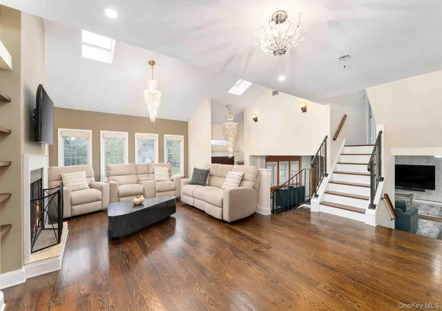 Photo 1 of Single family home for sale at 5 Phipps Ln, Oyster Bay, NY 11803 | MLS# 1061599 | Listing updated on 2026-10-30