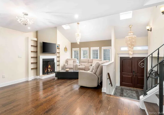 Photo 2 of Single family home for sale at 5 Phipps Ln, Oyster Bay, NY 11803 | MLS# 1061599 | Listing updated on 2026-10-30