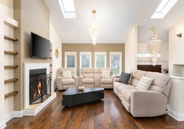 Photo 3 of Single family home for sale at 5 Phipps Ln, Oyster Bay, NY 11803 | MLS# 1061599 | Listing updated on 2026-10-30