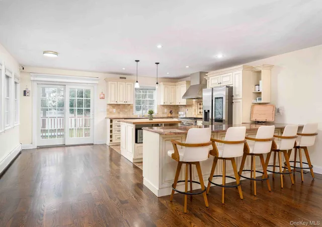 Photo 4 of Single family home for sale at 5 Phipps Ln, Oyster Bay, NY 11803 | MLS# 1061599 | Listing updated on 2026-10-30