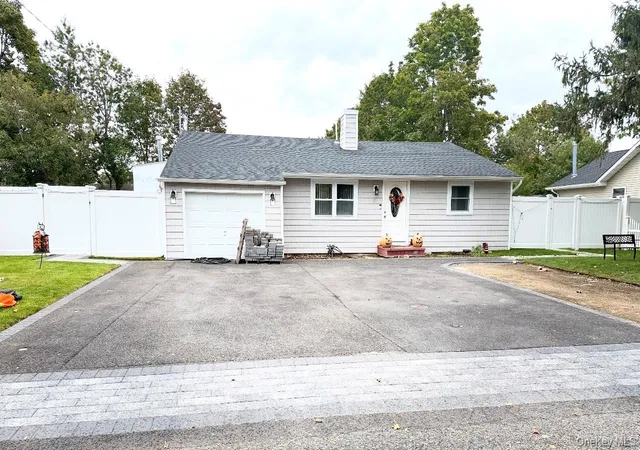 Photo 1 of Single family home for sale at 21 Marie Ln, Central Islip, NY 11722 | MLS# 1061620 | Listing updated on 2026-10-12