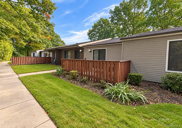 Listing Photo 2 - Condo for sale in building located at 780 Hilltop Ct, Coram, NY 11727