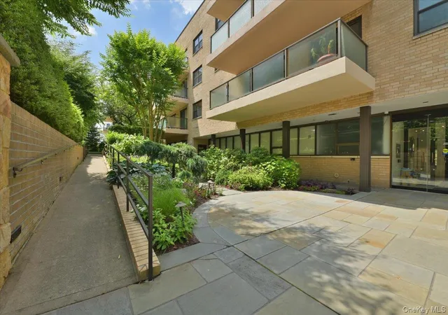Photo 3 of House for sale at 22 Park Pl #4S, North Hempstead, NY 11021 | MLS# 1061741 | Listing updated on 2026-10-22