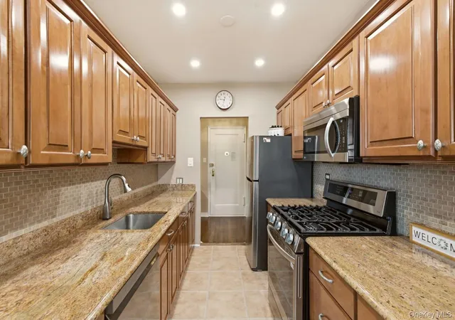 Listing Photo 1 - Condo for sale in building located at 162-41 Powells Cvs Blvd, New York, NY 11357 - Unit #4S