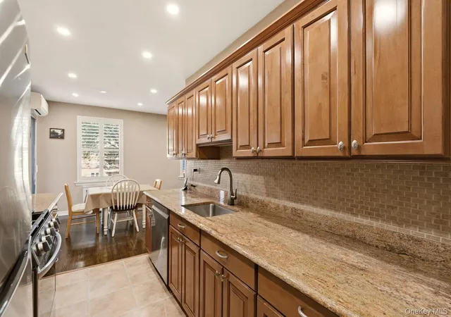Listing Photo 3 - Condo for sale in building located at 162-41 Powells Cvs Blvd, New York, NY 11357 - Unit #4S