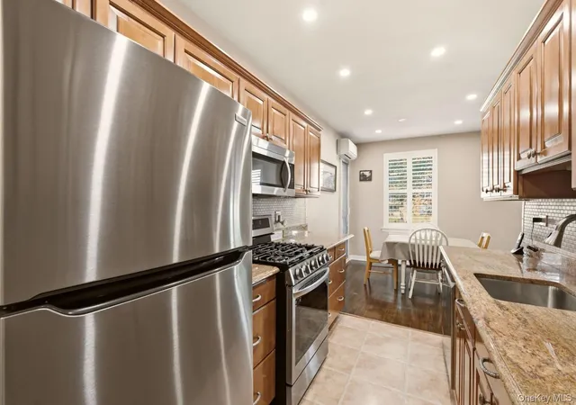Listing Photo 4 - Condo for sale in building located at 162-41 Powells Cvs Blvd, New York, NY 11357 - Unit #4S