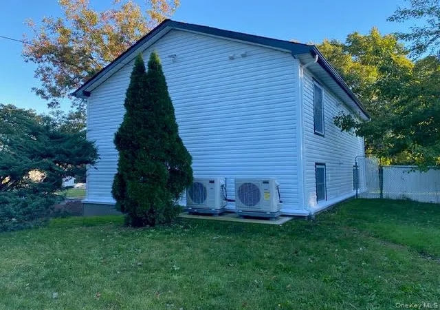 Photo 3 of Single family home for sale at 14 Split Cedar, Islip, NY 11749 | MLS# 1061787 | Listing updated on 2026-10-13