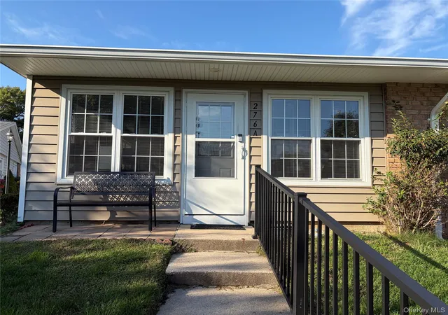 Listing Photo 2 - Condo for sale in building located at 276 Berwick Ct, Brookhaven, NY 11961 - Unit #A