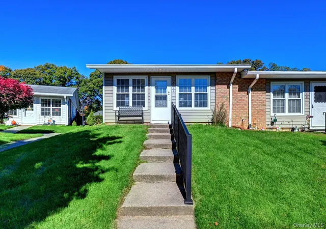Listing Photo 3 - Condo for sale in building located at 276 Berwick Ct, Brookhaven, NY 11961 - Unit #A