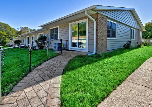 Listing Photo 4 - Condo for sale in building located at 276 Berwick Ct, Brookhaven, NY 11961 - Unit #A