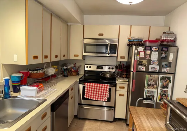 Listing Photo 5 - Condo for sale in building located at 1408 Eagle Bay Dr, Ossining, NY 10562