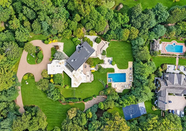 Photo 2 of Single family home for sale at 15 Horseshoe Rd, North Hempstead, NY 11568 | MLS# 1061924 | Listing updated on 2026-10-29