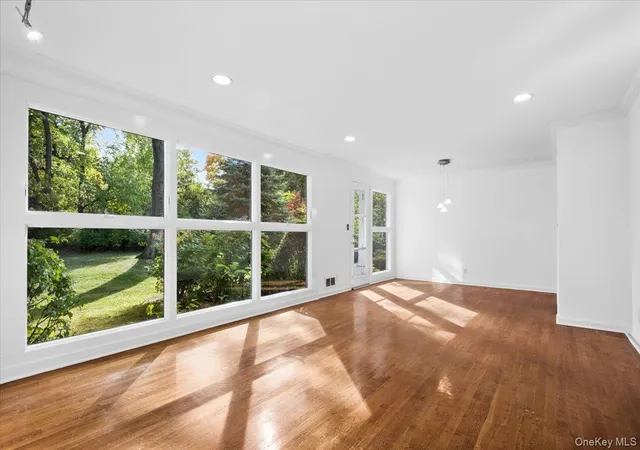 Photo 1 of Single family home for sale at 31 Rogers Dr, New Rochelle, NY 10804 | MLS# 1061934 | Listing updated on 2026-10-23
