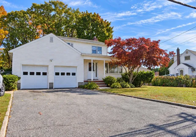 Photo 1 of Single family home for sale at 131 Irish Ln, Islip, NY 11730 | MLS# 1061995 | Listing updated on 2026-10-29