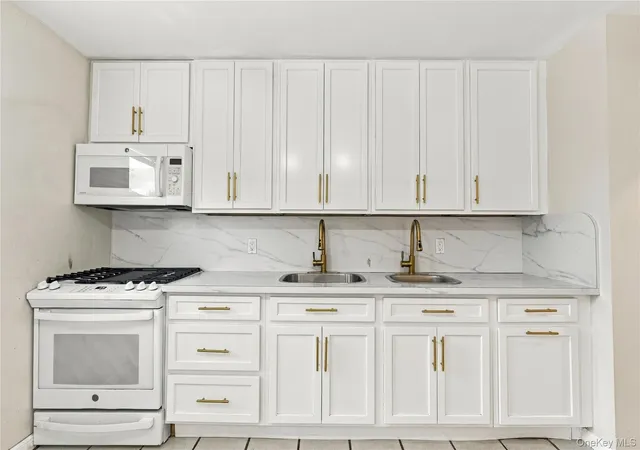 Photo 3 of Single family home for sale at 8 Sutherland Dr, Monroe, NY 10950 | MLS# 1062004 | Listing updated on 2026-10-22