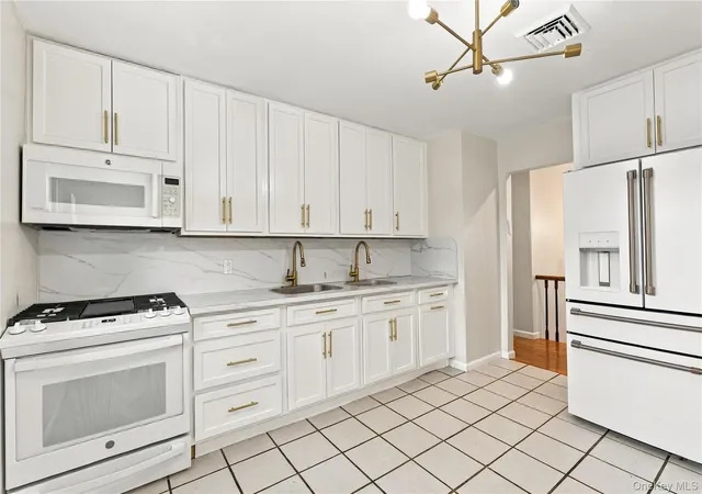 Photo 4 of Single family home for sale at 8 Sutherland Dr, Monroe, NY 10950 | MLS# 1062004 | Listing updated on 2026-10-22