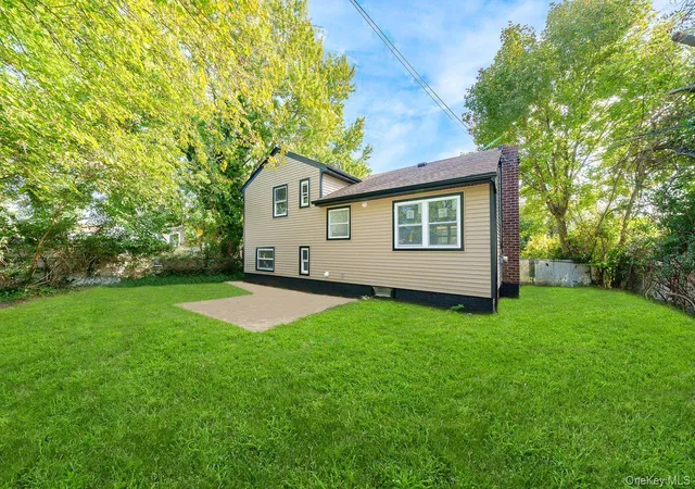 Photo 4 of Single family home for sale at 20 Ford Dr S, Oyster Bay, NY 11758 | MLS# 1062199 | Listing updated on 2026-10-28