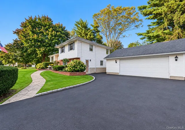 Photo 3 of Single family home for sale at 121 Ketay Dr S, Huntington, NY 11731 | MLS# 1062488 | Listing updated on 2026-10-30