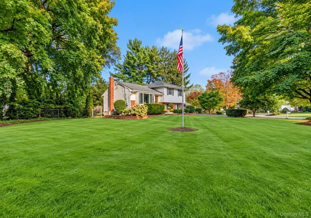 Photo 4 of Single family home for sale at 121 Ketay Dr S, Huntington, NY 11731 | MLS# 1062488 | Listing updated on 2026-10-30