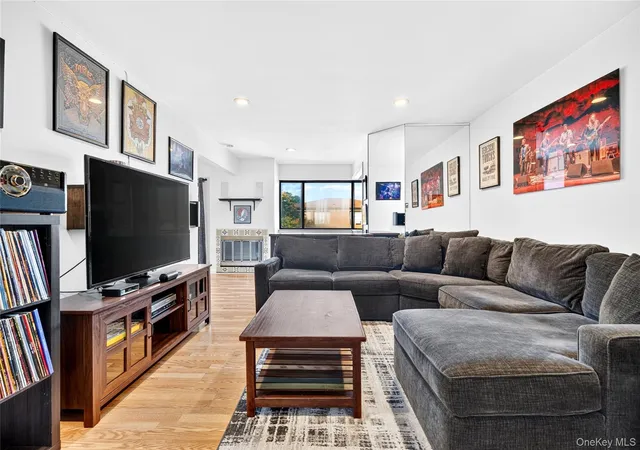 Listing Photo 4 - Condo for sale in building located at 378 Richard Ct, Haverstraw, NY 10970