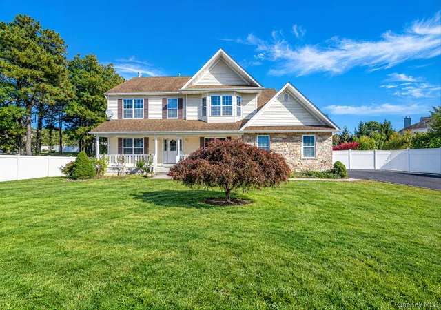 Photo 1 of Single family home for sale at 40 Bloomington St, Brookhaven, NY 11763 | MLS# 1062609 | Listing updated on 2026-10-27