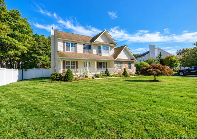 Photo 2 of Single family home for sale at 40 Bloomington St, Brookhaven, NY 11763 | MLS# 1062609 | Listing updated on 2026-10-27