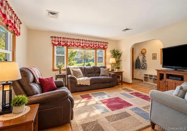 Photo 4 of Single family home for sale at 8 Mark St, New Windsor, NY 12553 | MLS# 1062672 | Listing updated on 2026-10-28