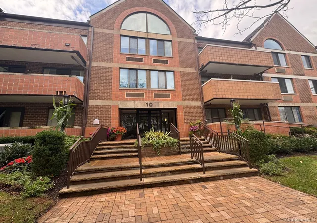 Condo for sale at 10 Canterbury Rd #1B, North Hempstead, NY 11021 | MLS# 1062696