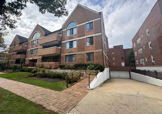 Photo 2 of Condo for sale at 10 Canterbury Rd #1B, North Hempstead, NY 11021 | MLS# 1062696 | Listing updated on 2026-10-25