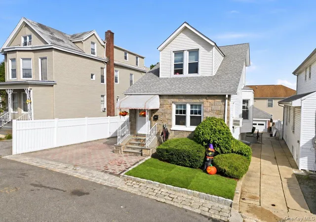 Photo 2 of Single family home for sale at 221 Edgewood Ave, Yonkers, NY 10704 | MLS# 1062709 | Listing updated on 2026-10-17