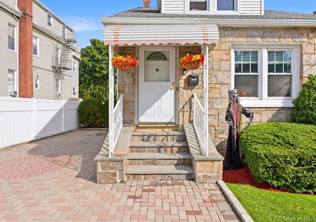 Photo 4 of Single family home for sale at 221 Edgewood Ave, Yonkers, NY 10704 | MLS# 1062709 | Listing updated on 2026-10-17