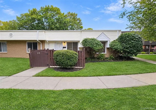 Condo for sale at 88 Glenn Holw Dr Glenhollow, Brookhaven, NY 11776 | MLS# 1062847