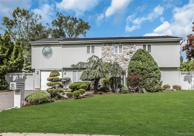 Single family home for sale at 25 Lesley Ln, Oyster Bay, NY 11804 | MLS# 1062939