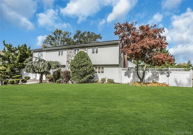 Photo 1 of Single family home for sale at 25 Lesley Ln, Oyster Bay, NY 11804 | MLS# 1062939 | Listing updated on 2026-10-26