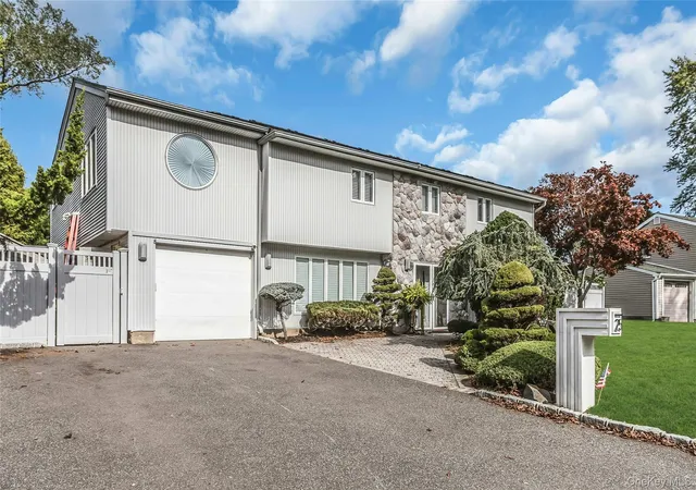 Photo 2 of Single family home for sale at 25 Lesley Ln, Oyster Bay, NY 11804 | MLS# 1062939 | Listing updated on 2026-10-26