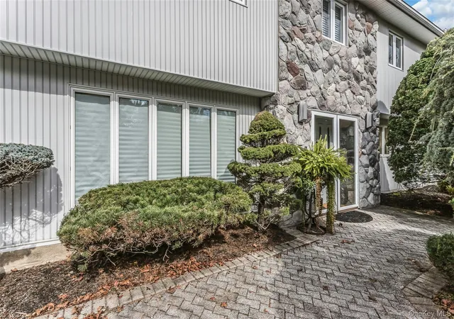 Photo 3 of Single family home for sale at 25 Lesley Ln, Oyster Bay, NY 11804 | MLS# 1062939 | Listing updated on 2026-10-26