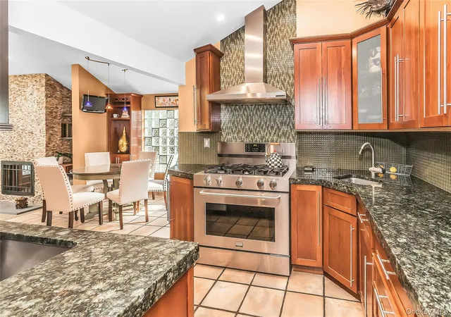 Photo 4 of Single family home for sale at 25 Lesley Ln, Oyster Bay, NY 11804 | MLS# 1062939 | Listing updated on 2026-10-26