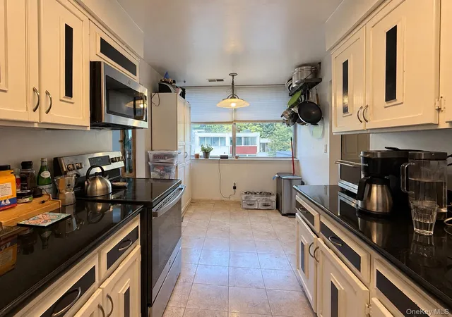 Photo 3 of Condo for sale at 921 Colony Dr, Greenburgh, NY 10530 | MLS# 1063108 | Listing updated on 2026-10-19